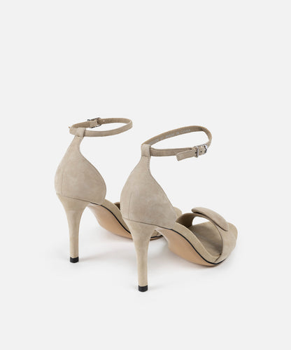 Oval Tokalı Topuklu Ayakkabı