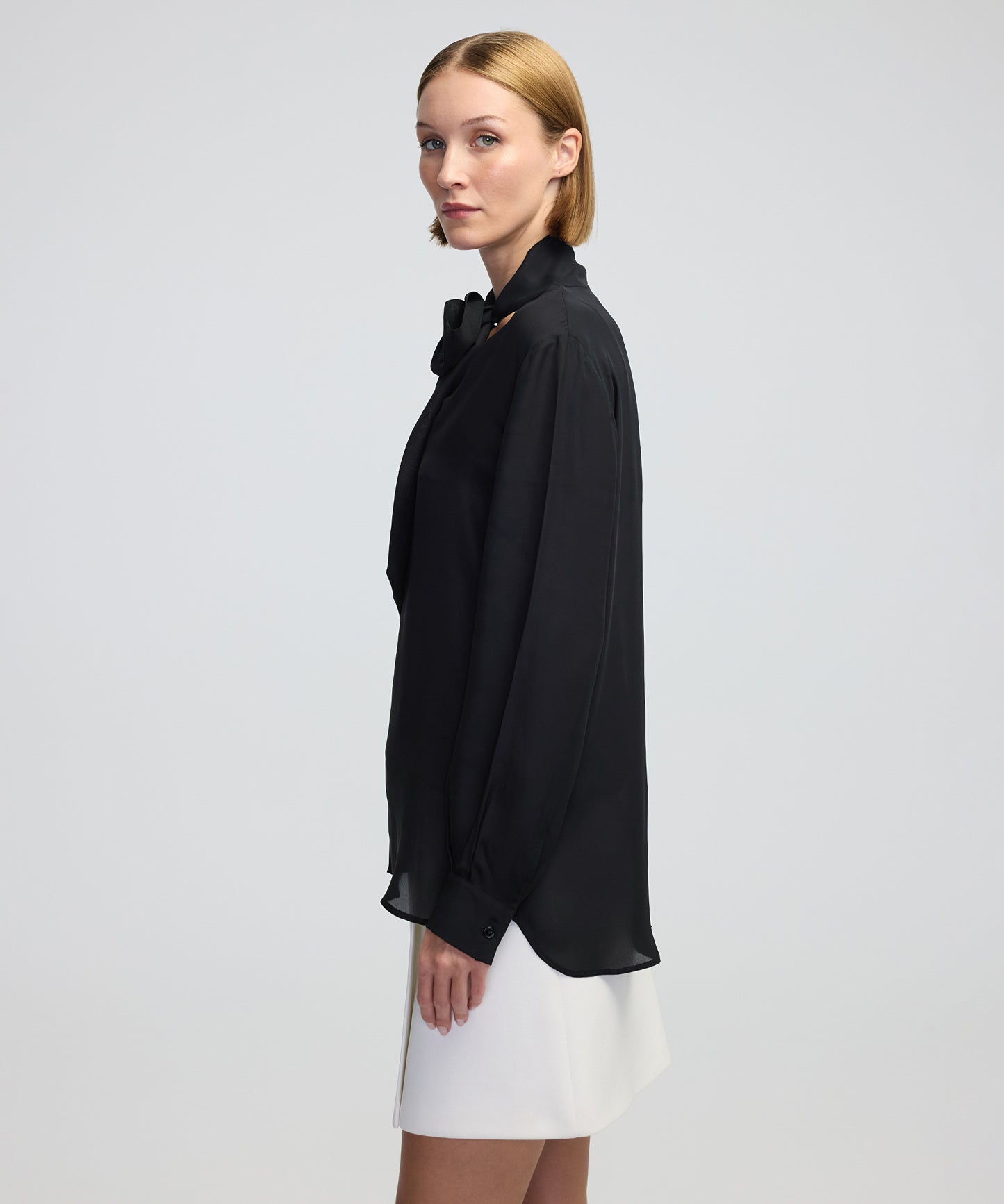 Boyundan Bağlamalı Ipek Bluz