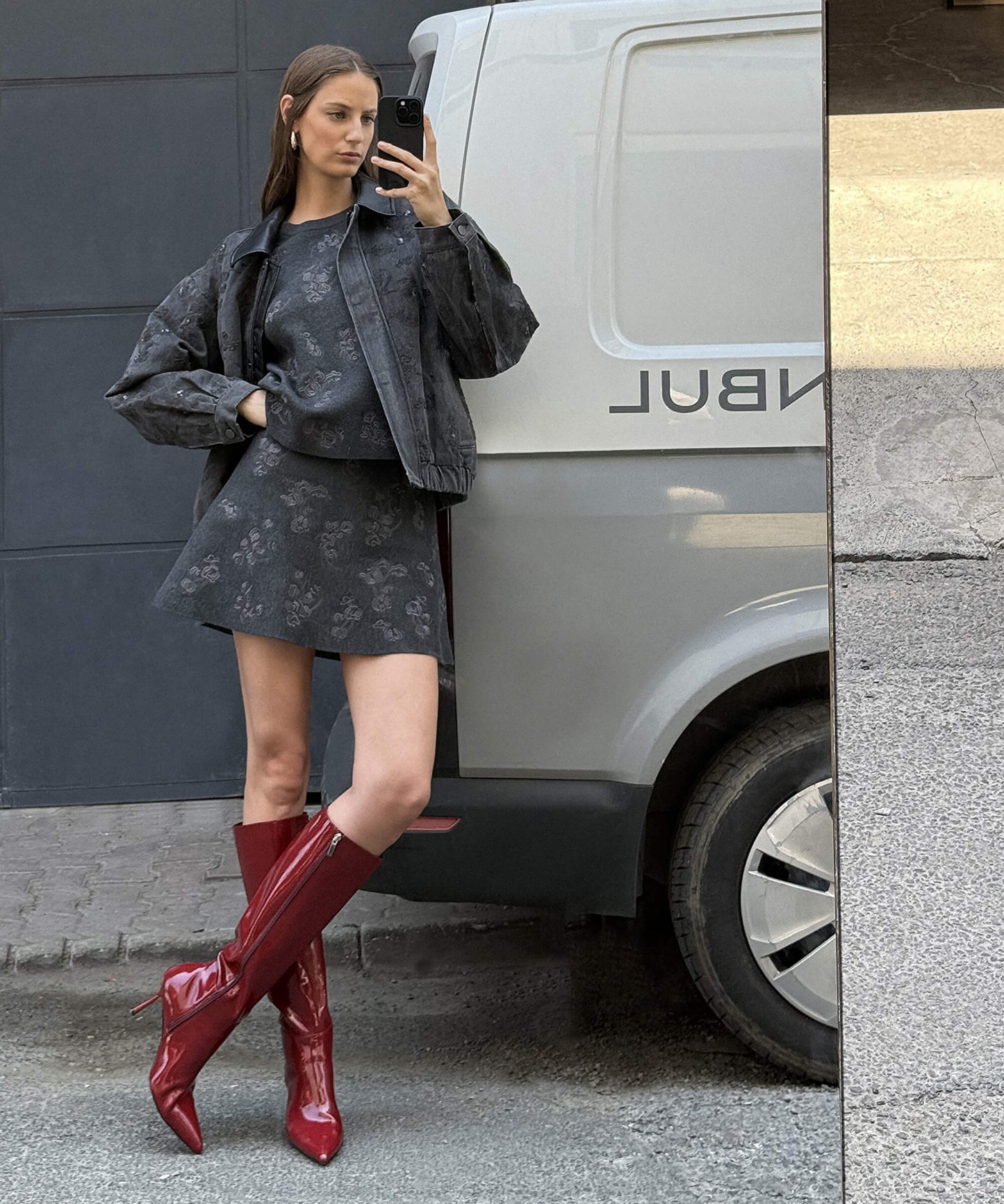 Çiçek Nakışlı Triko