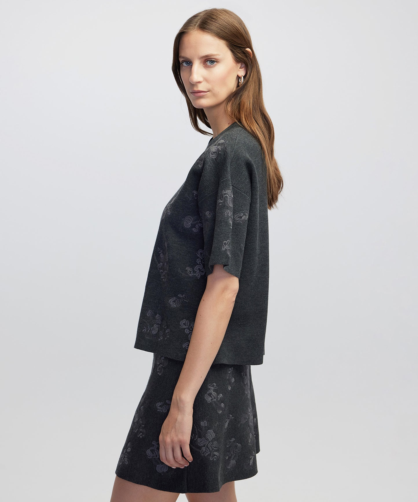 Çiçek Nakışlı Triko