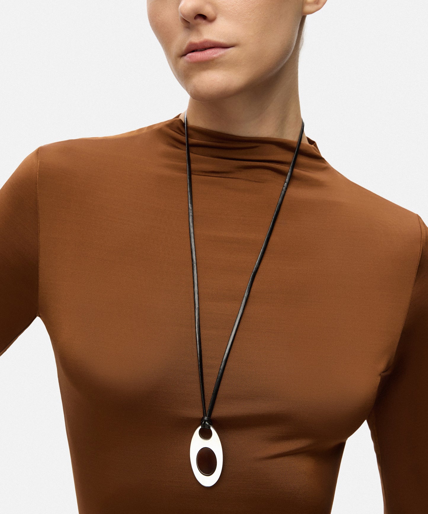 Kontrast Oval Uçlu Ip Kolye