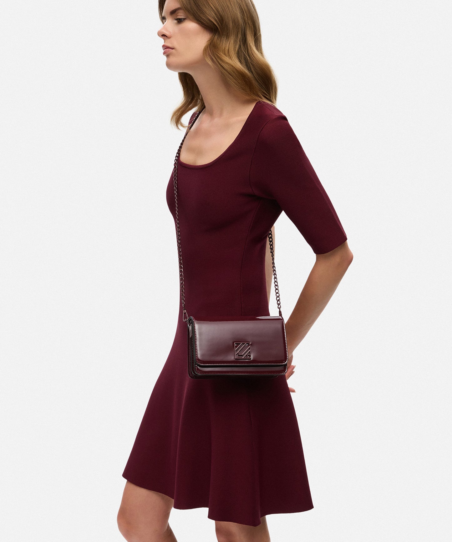 Monogram Tokalı Parlak Yüzeyli Çanta