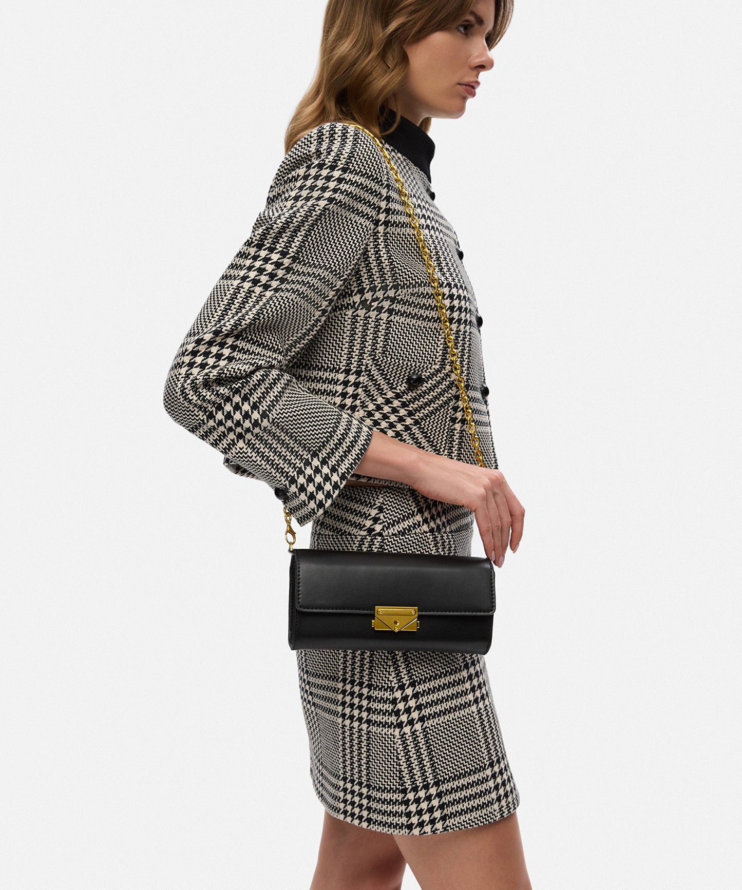 Metal Tokalı Deri Görünümlü Çanta