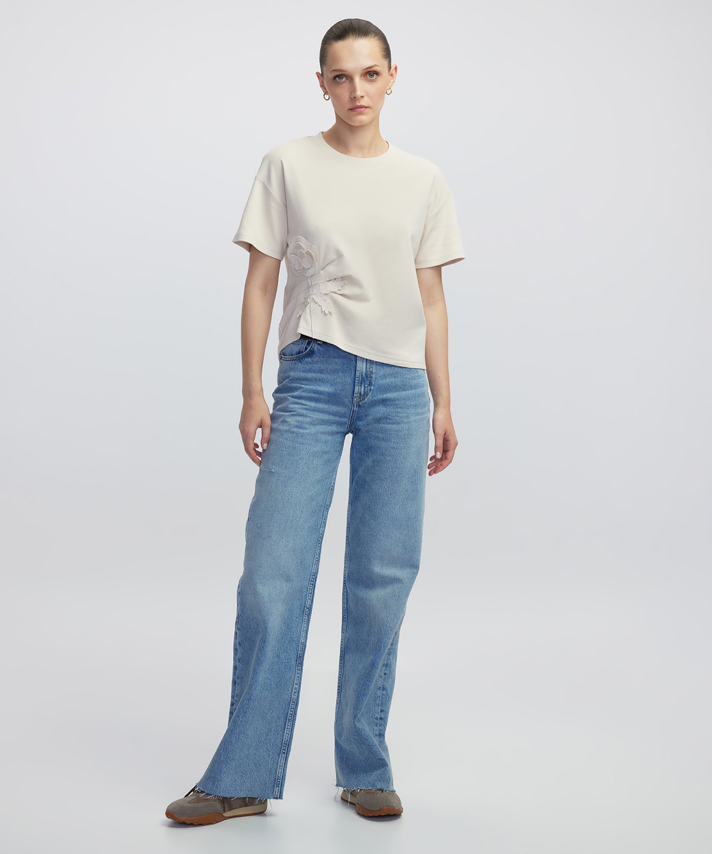 Çiçek Aplikeli Tişört