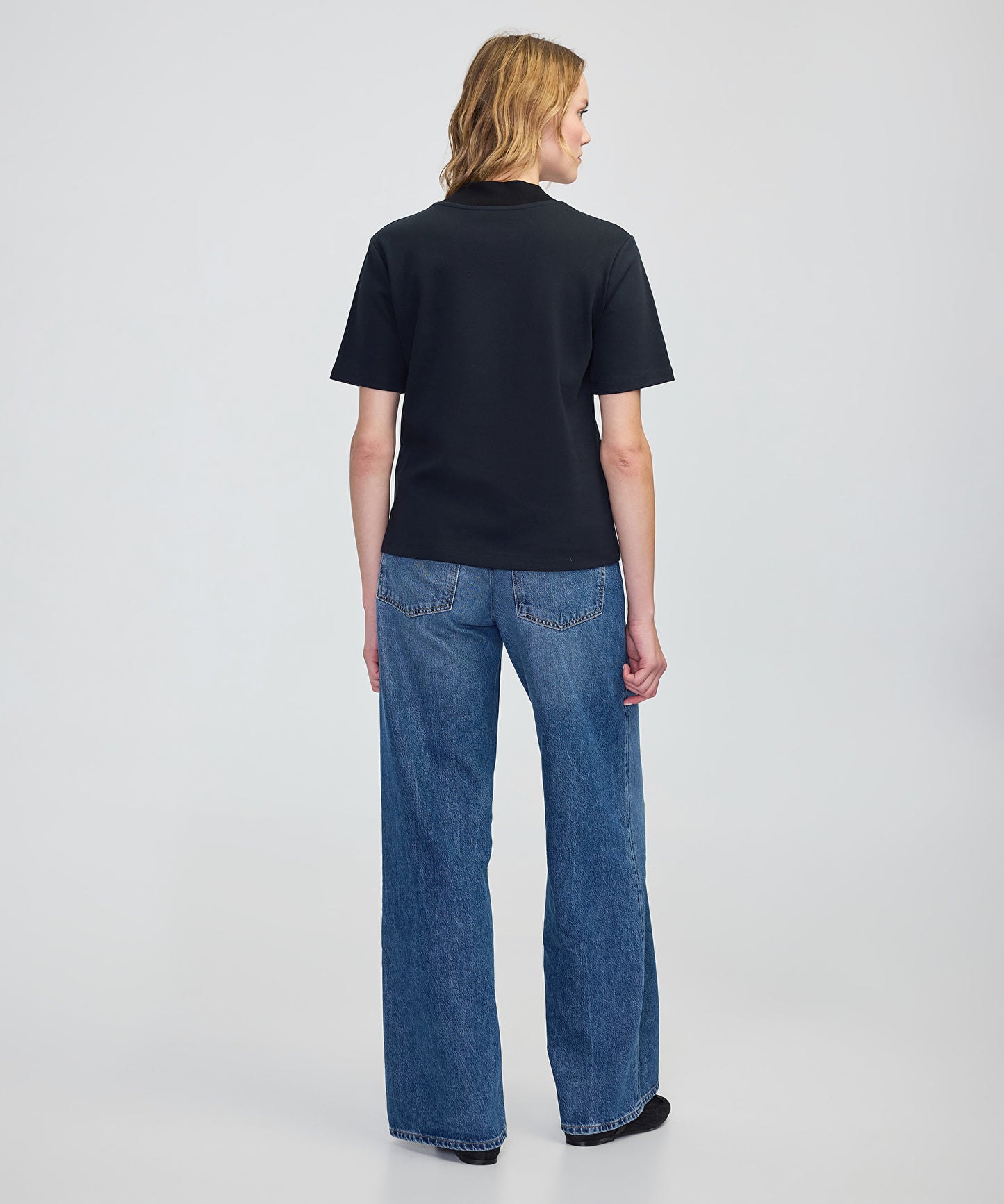 Rahat Kesim Dik Yaka Tişört