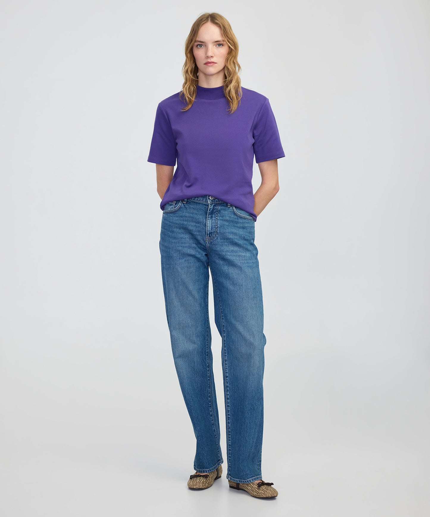 Rahat Kesim Dik Yaka Tişört