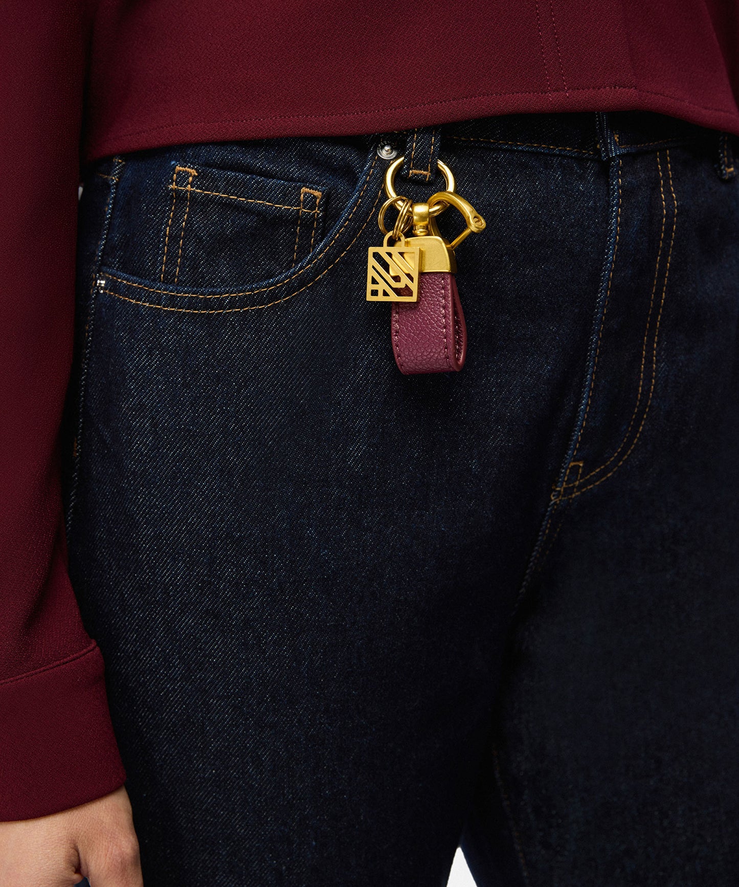 Deri Görünümlü Monogram Tokalı Anahtarlık