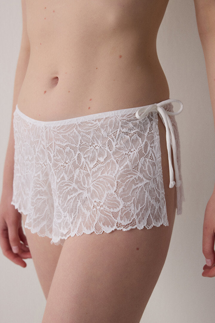 Kırık Beyaz Dantelli Gelin Şort
