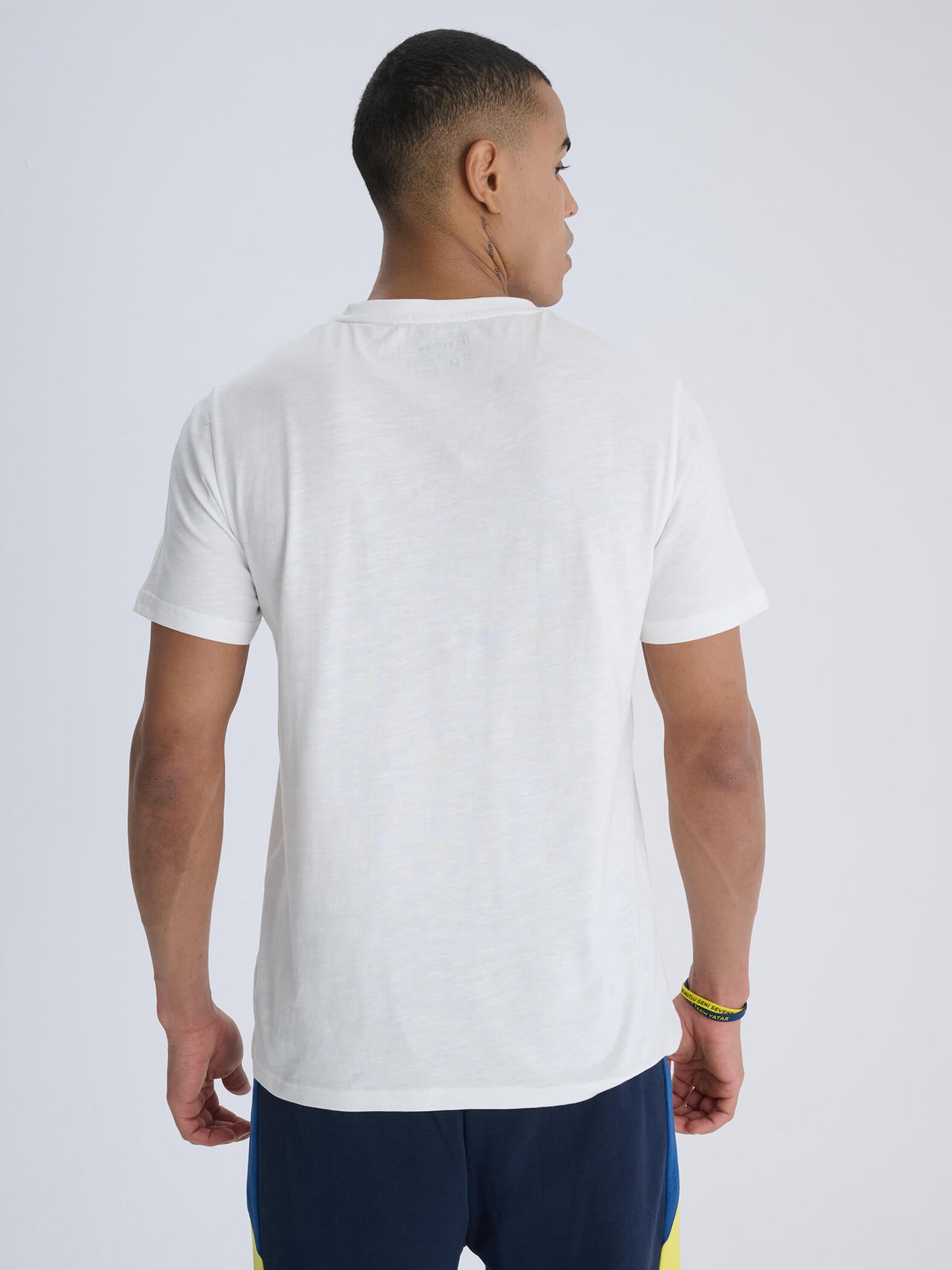 Fenerbahçe Beyaz Tribün Nakış Detaylı Erkek Tshirt
