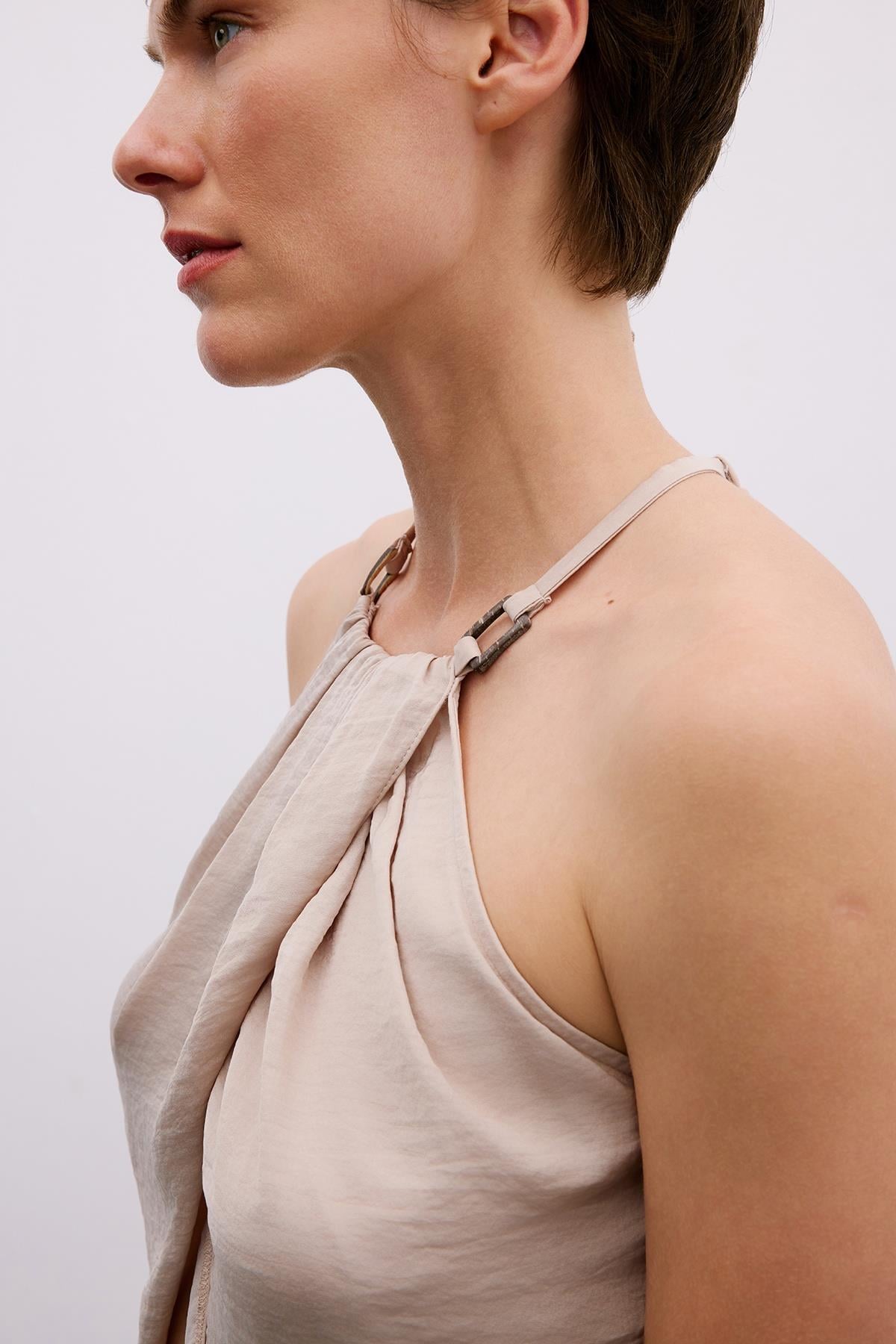 Aksesuar Detaylı Halter Yaka Bej Crop Bluz
