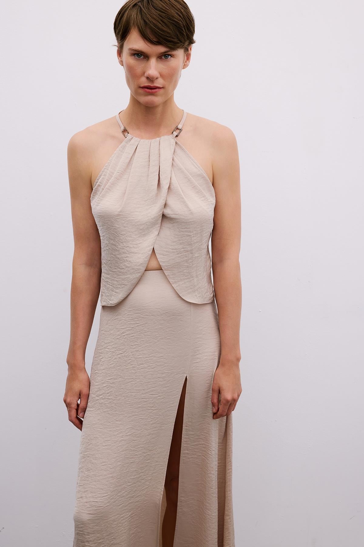 Aksesuar Detaylı Halter Yaka Bej Crop Bluz