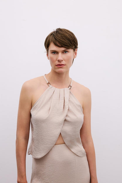 Aksesuar Detaylı Halter Yaka Bej Crop Bluz