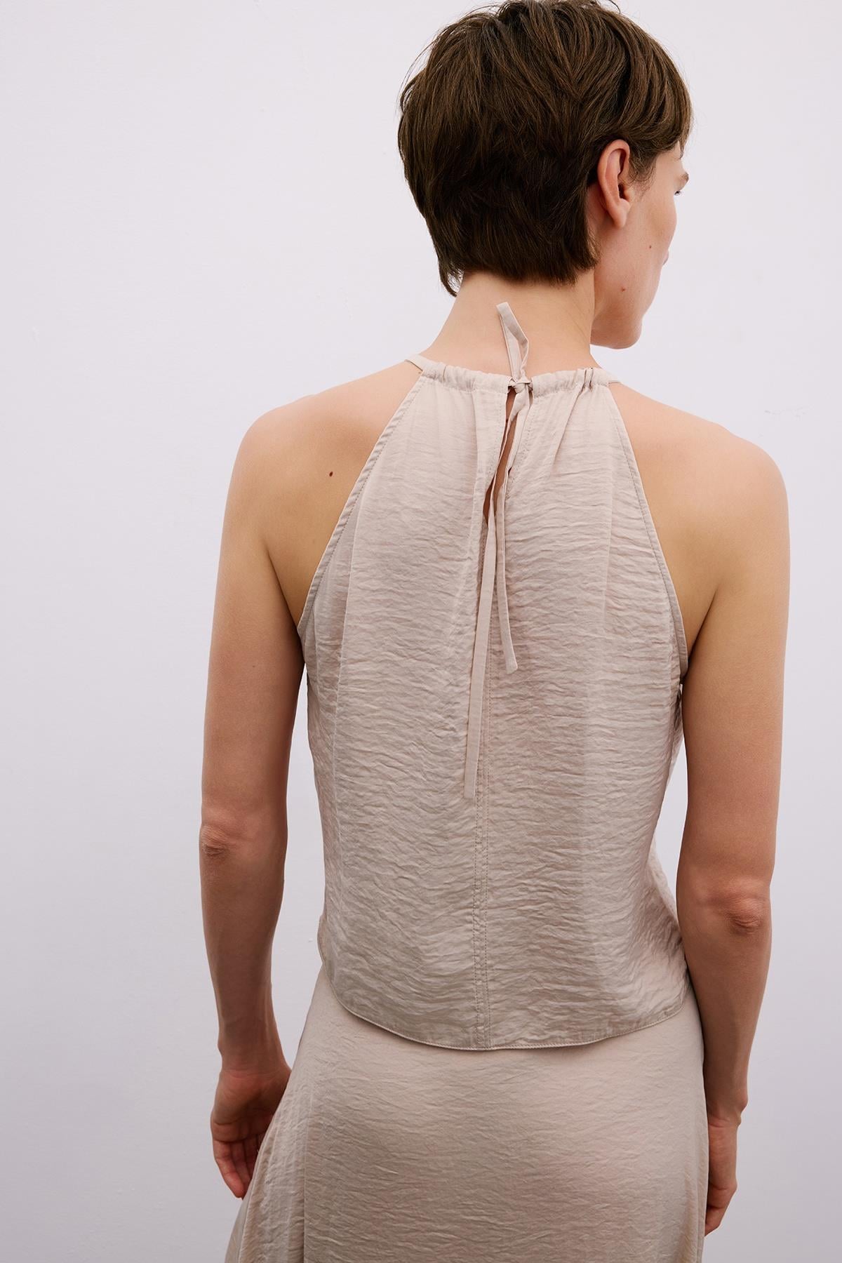 Aksesuar Detaylı Halter Yaka Bej Crop Bluz