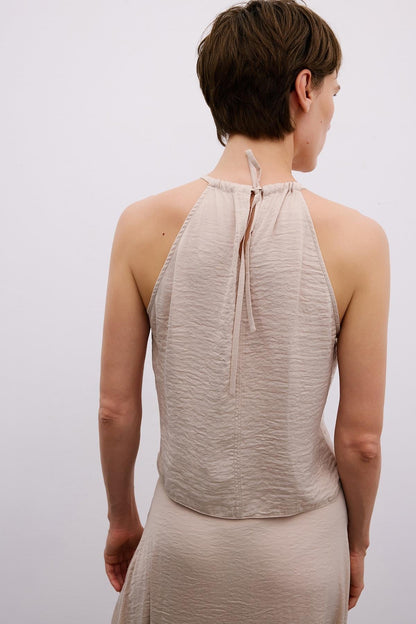 Aksesuar Detaylı Halter Yaka Bej Crop Bluz