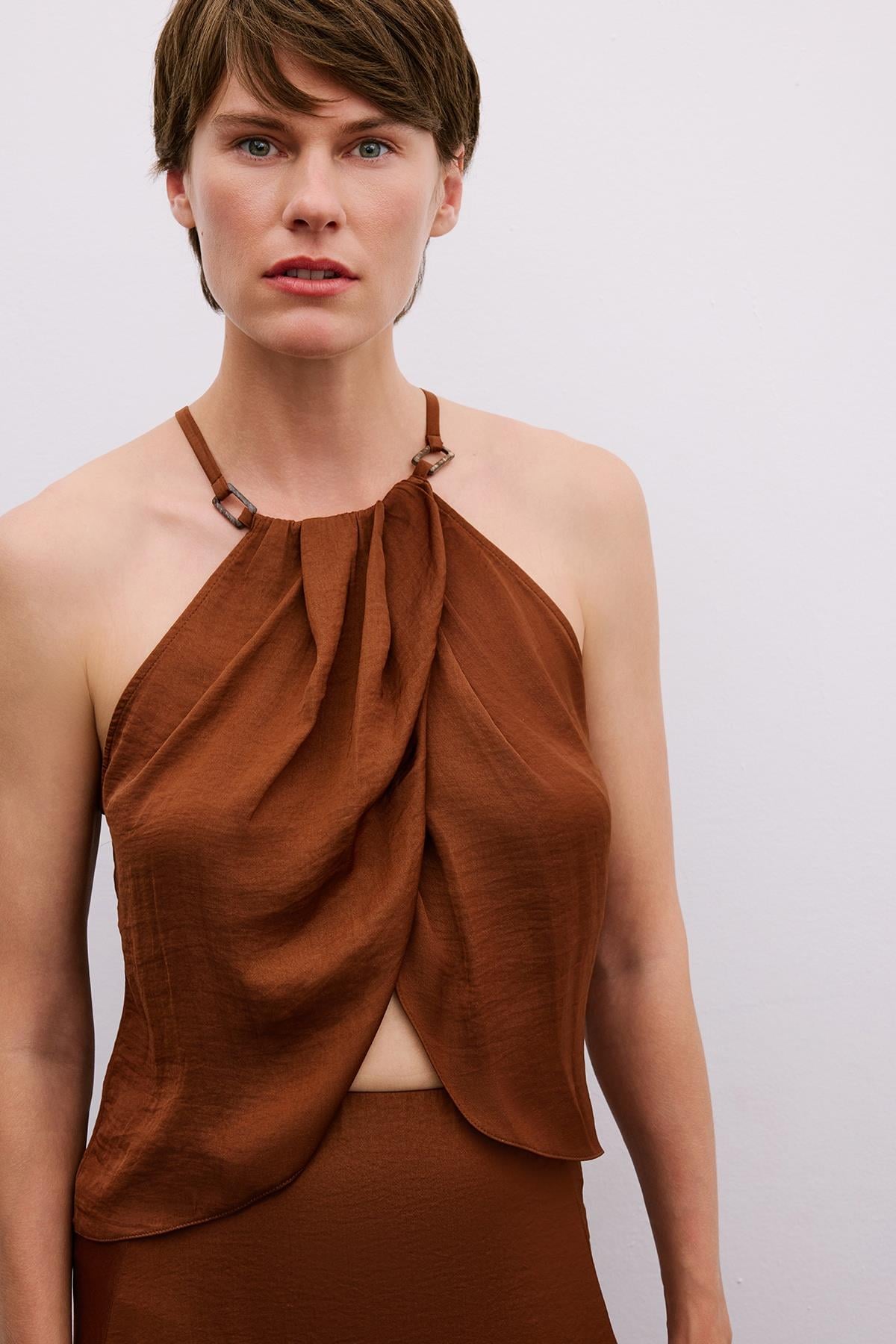 Aksesuar Detaylı Halter Yaka Kahve Crop Bluz
