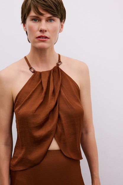 Aksesuar Detaylı Halter Yaka Kahve Crop Bluz