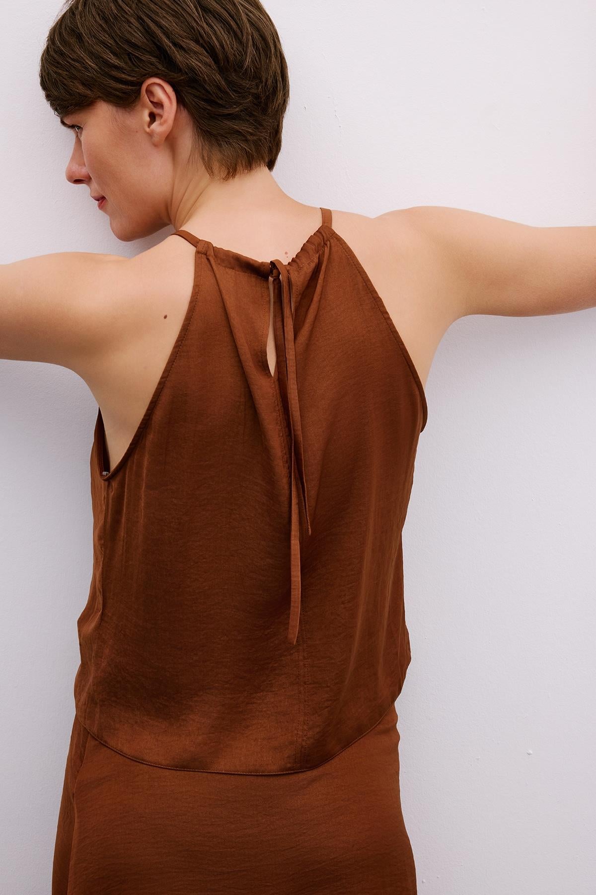 Aksesuar Detaylı Halter Yaka Kahve Crop Bluz