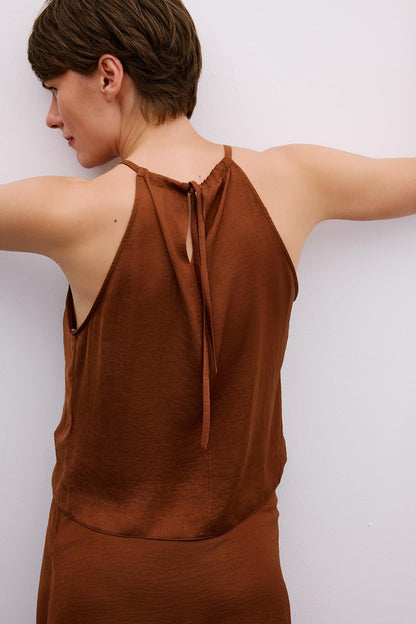 Aksesuar Detaylı Halter Yaka Kahve Crop Bluz