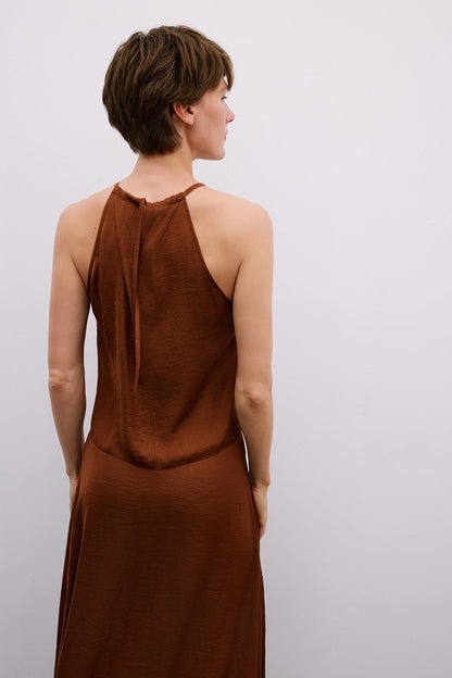 Aksesuar Detaylı Halter Yaka Kahve Crop Bluz