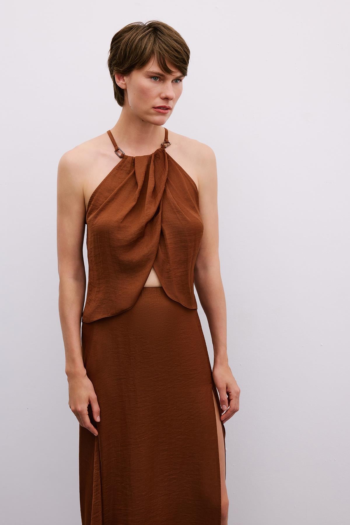 Aksesuar Detaylı Halter Yaka Kahve Crop Bluz