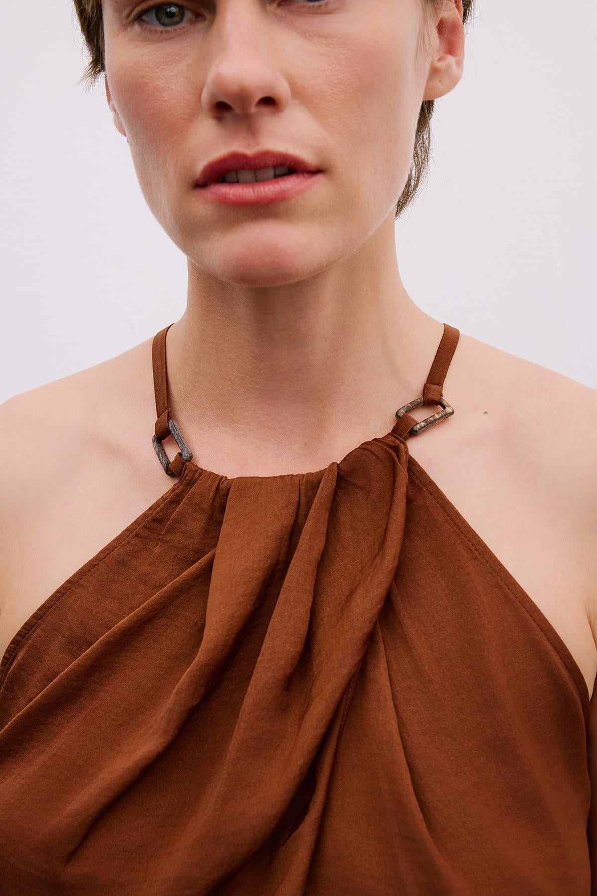Aksesuar Detaylı Halter Yaka Kahve Crop Bluz