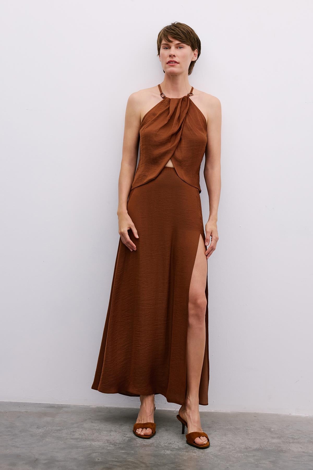 Aksesuar Detaylı Halter Yaka Kahve Crop Bluz