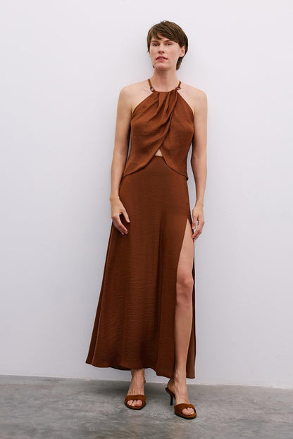 Aksesuar Detaylı Halter Yaka Kahve Crop Bluz