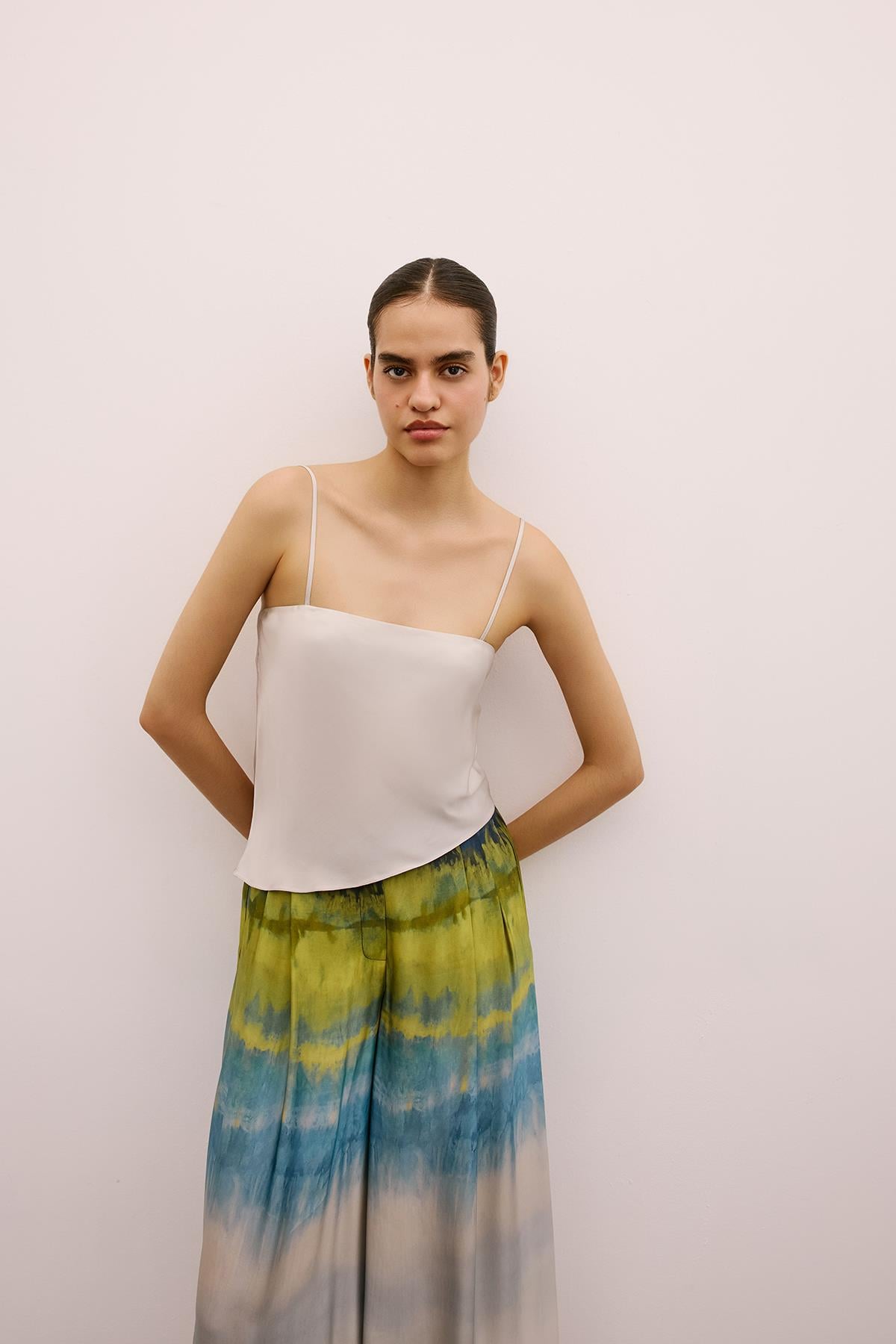 Asimetrik Detaylı Şık Gri Crop Bluz
