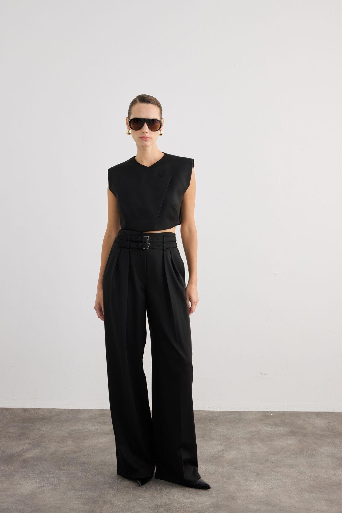 Asimetrik Yaka Kolsuz Siyah Crop Bluz