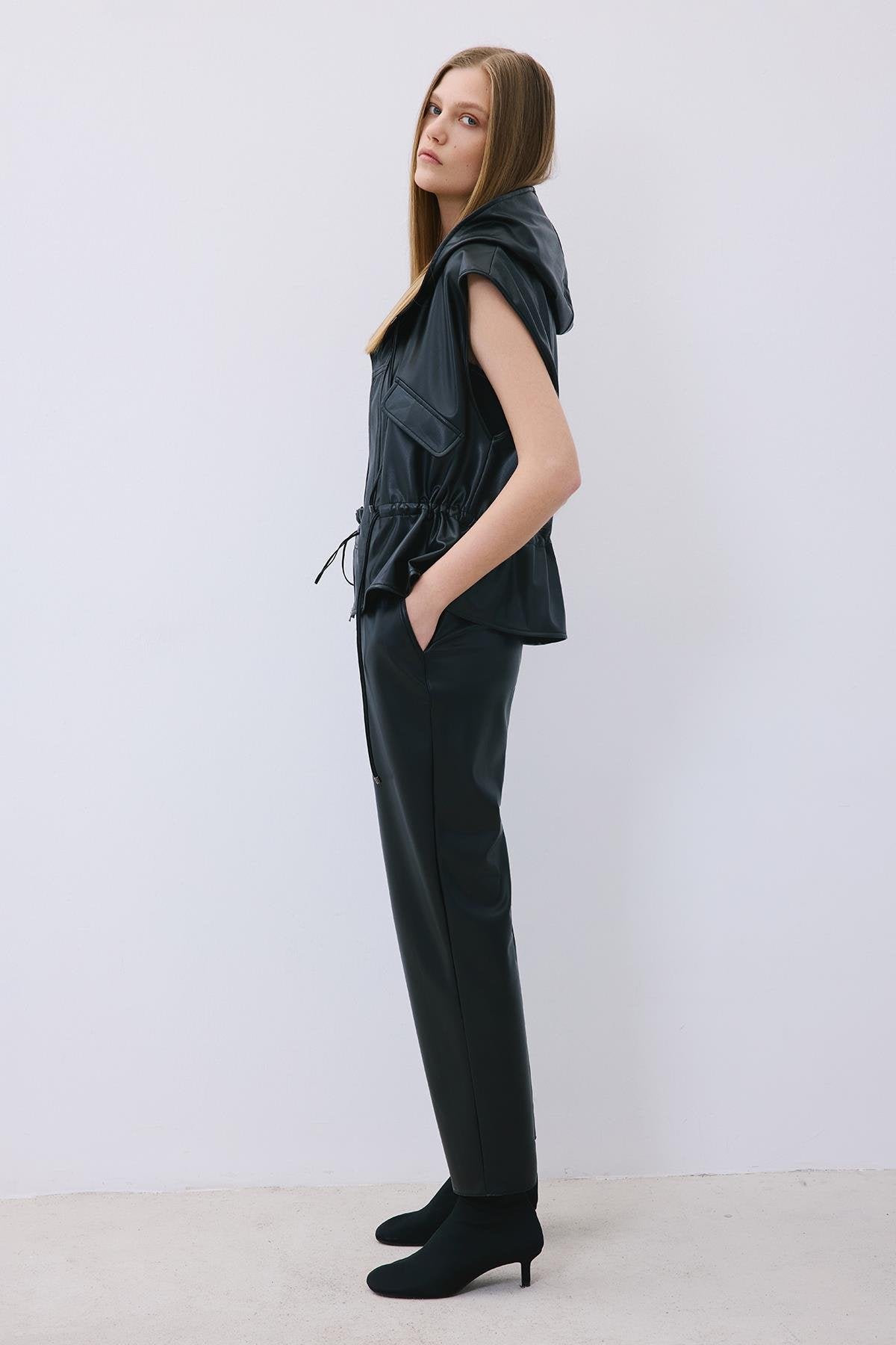 Bağcıklı Suni Deri Rahat Form Siyah Pantolon