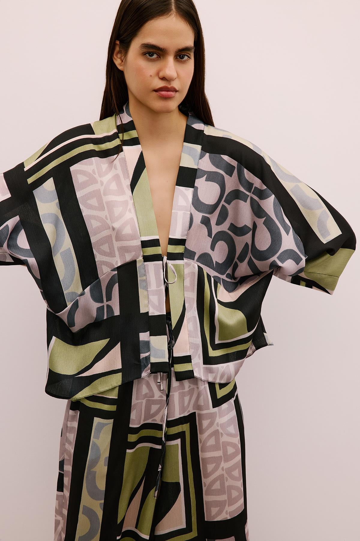 Bağlamalı Desenli Siyah Kimono
