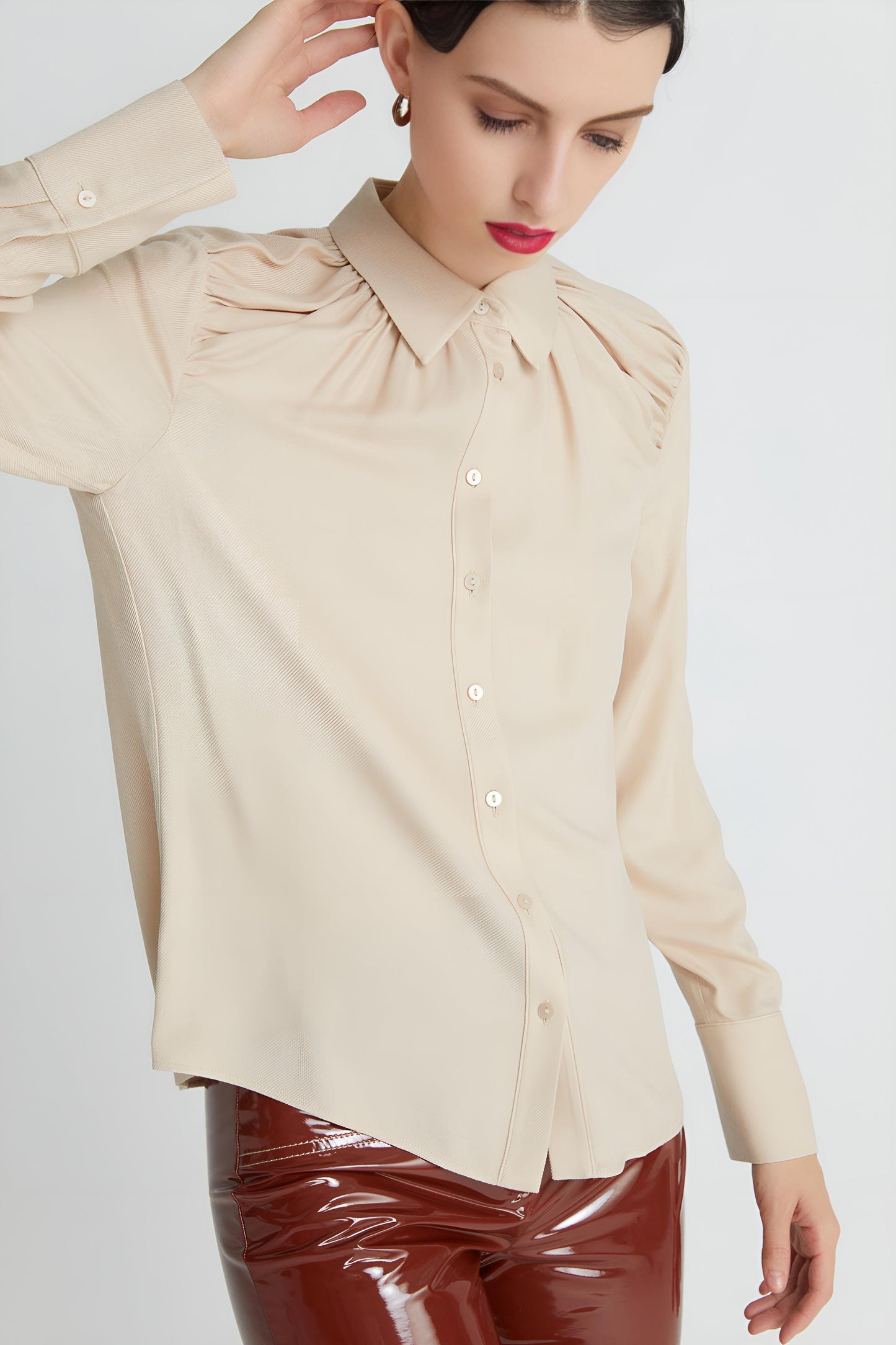 Bej Yakası Drape Detaylı Gömlek