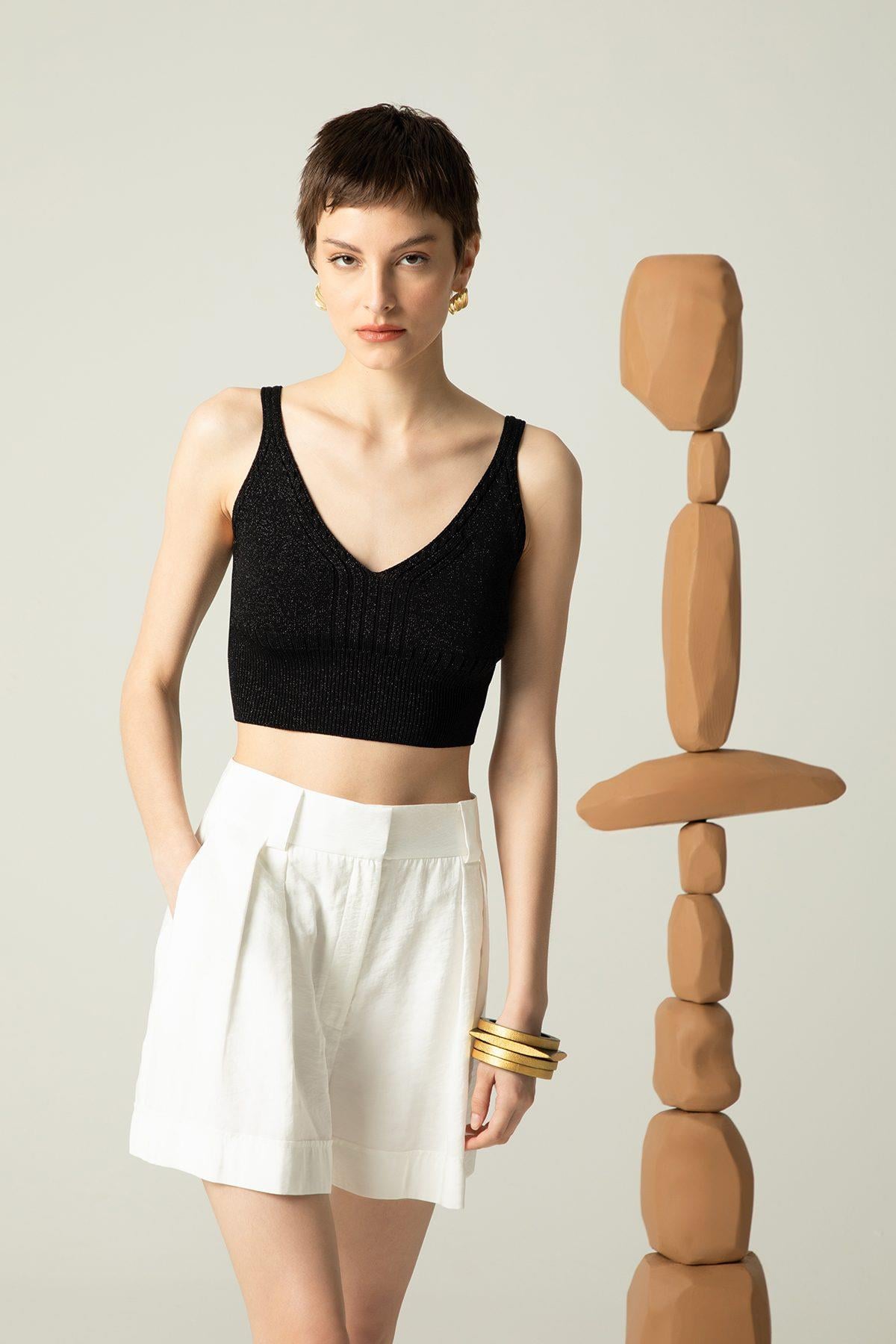 Beli Lastik Detaylı Askılı Siyah Triko Crop Top