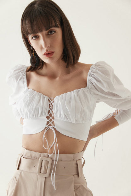 Beyaz Çapraz Bağcık Detaylı Crop Bluz