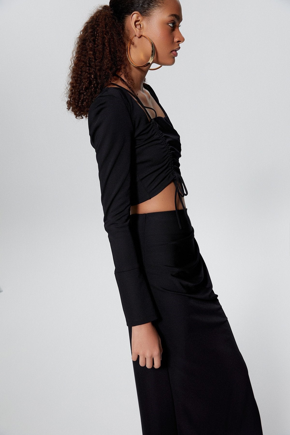 Büzgü Detaylı Siyah Crop Top