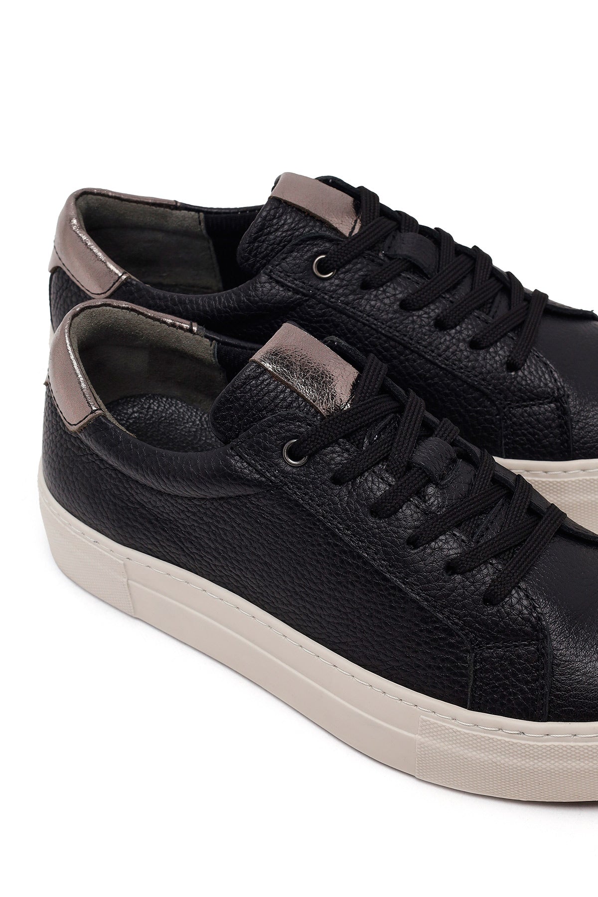 Kadın Siyah Bağcıklı Deri Sneaker