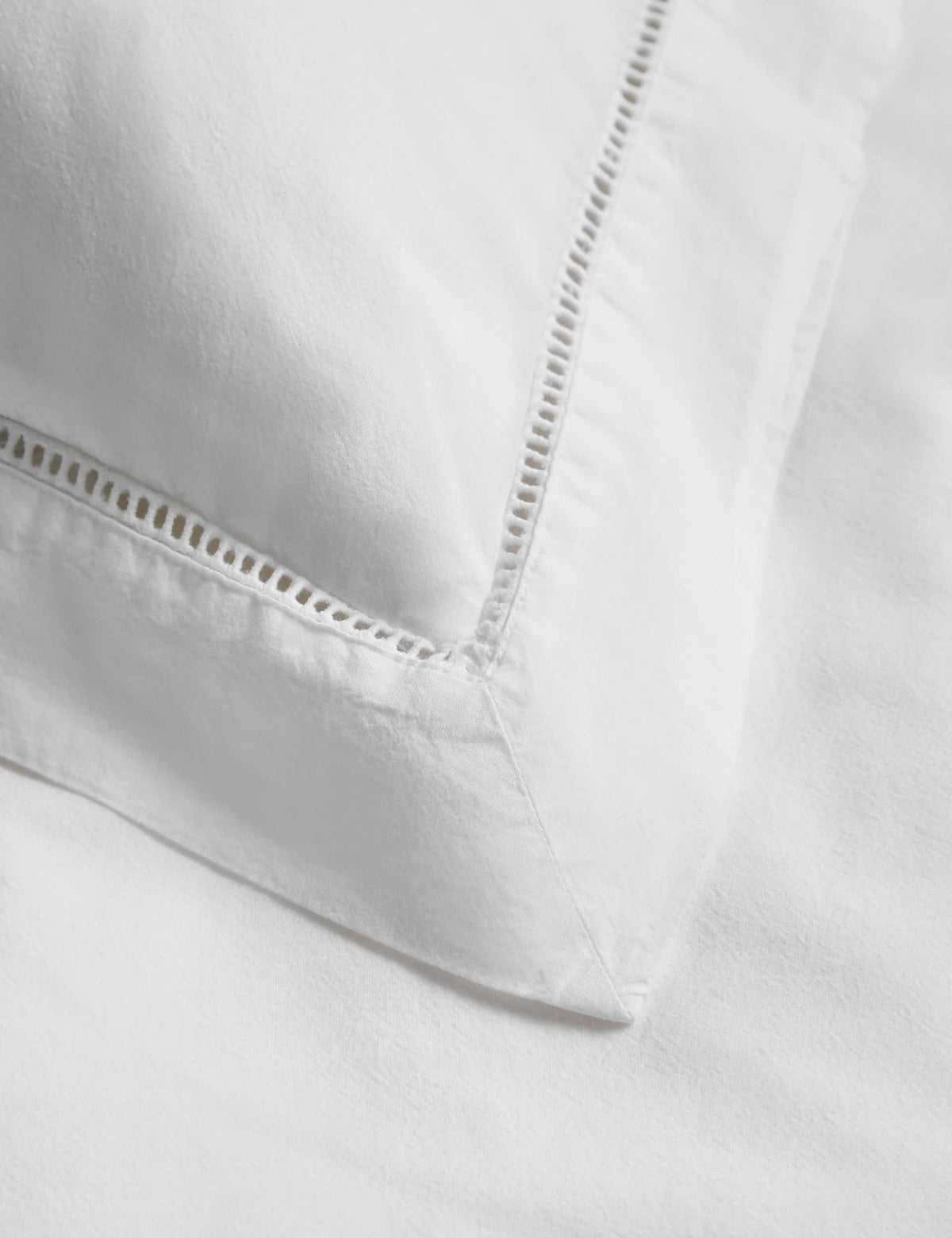 Saf Pamuklu Ladder Stitch Nakışlı Nevresim Takımı