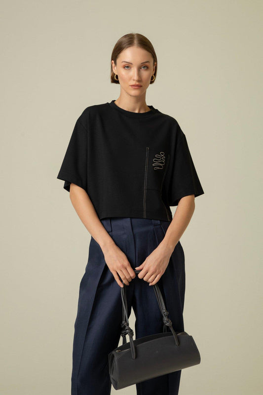 Cep Nakış Detaylı Siyah T-Shirt
