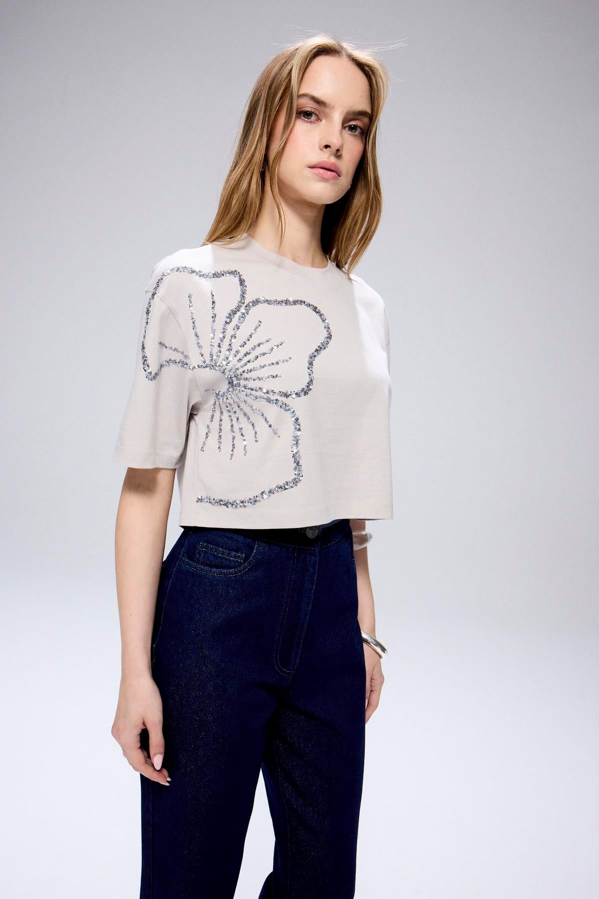 Çiçek Nakış Detaylı Crop Gri Tişört