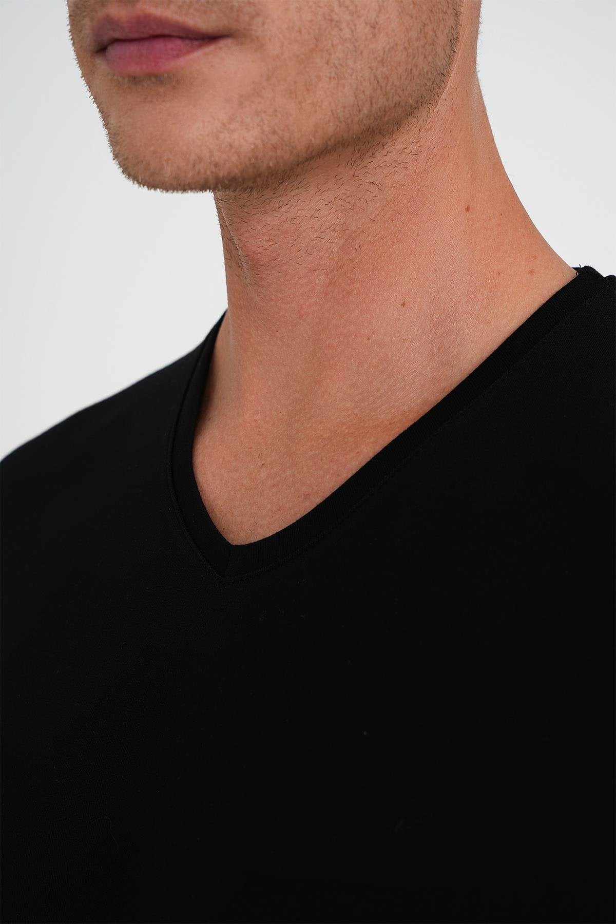 Comfort Fit V Yaka Esnek Pamuk Düz Kısa Kol Siyah Tişört Ts 907