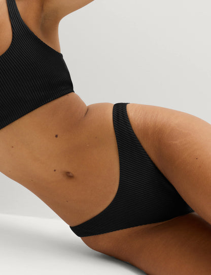 Dokulu Bikini Altı