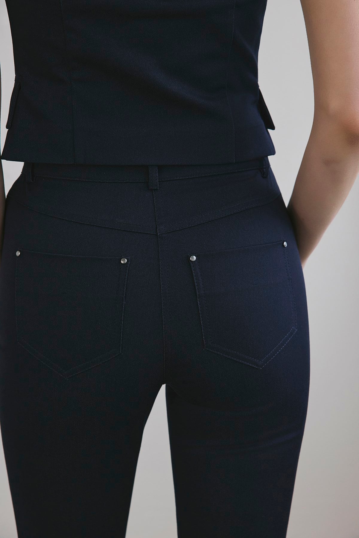 Dar Paça Denim Dokulu Lacivert Pantolon
