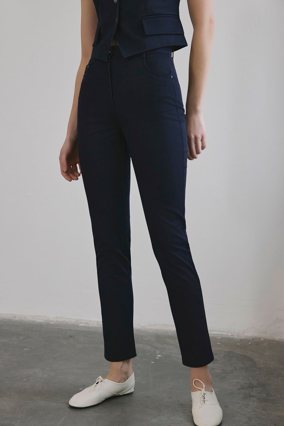 Dar Paça Denim Dokulu Lacivert Pantolon