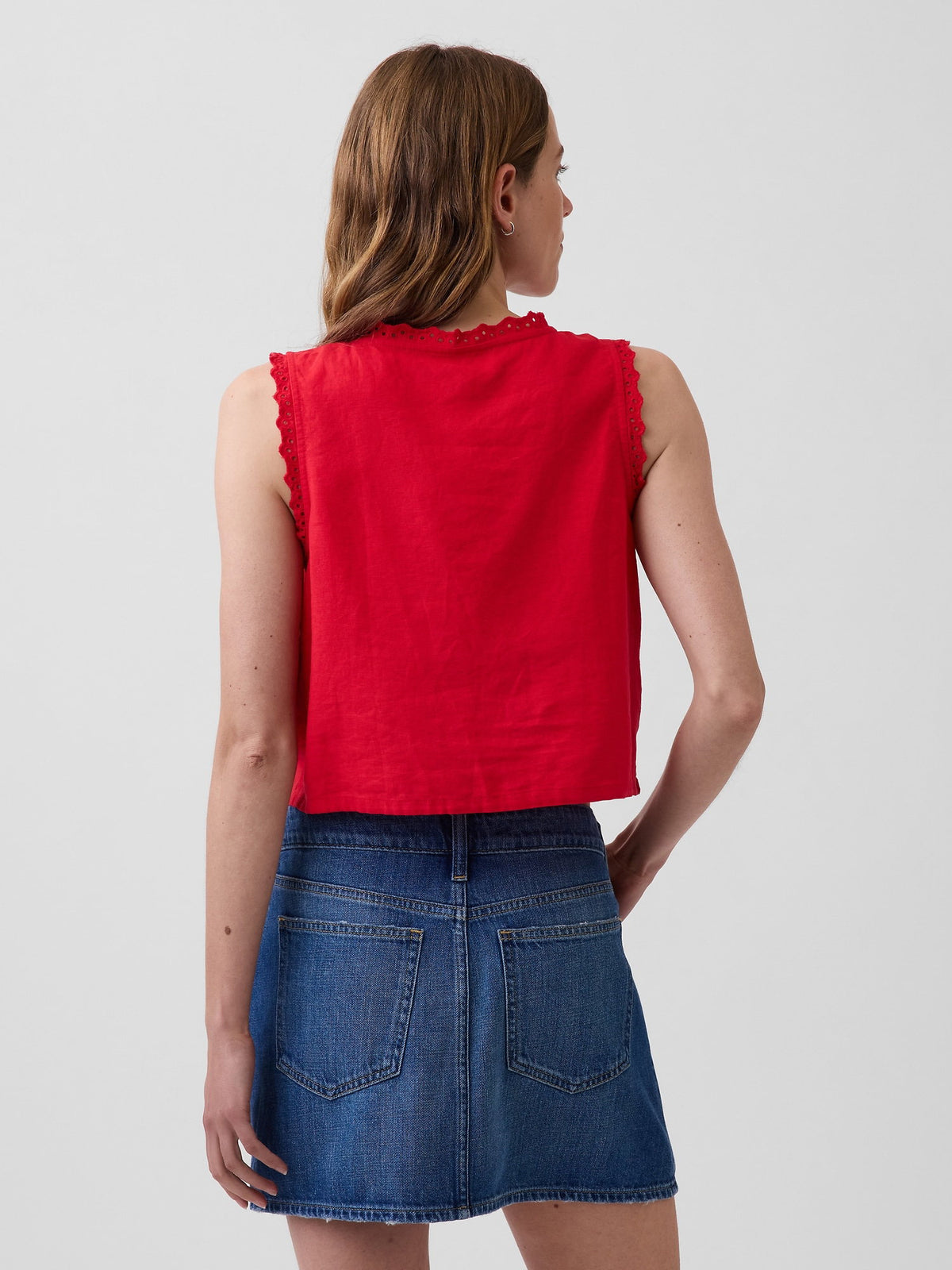 Beyaz Keten Karışımlı Işlemeli Crop Shell Askılı Bluz