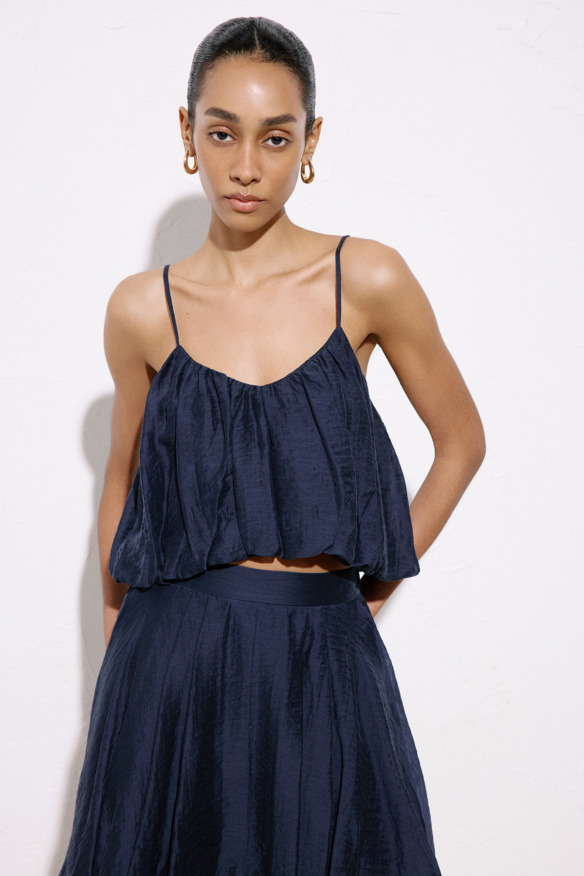 Degaje Yaka Ince Askılı Crop Lacivert Bluz