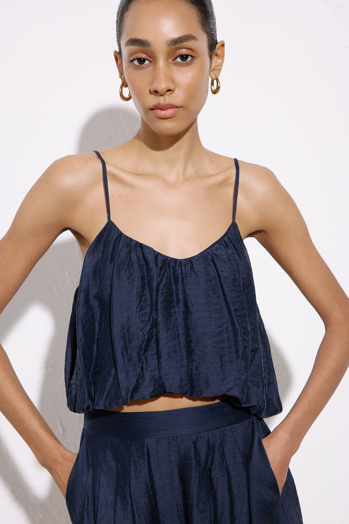 Degaje Yaka Ince Askılı Crop Lacivert Bluz