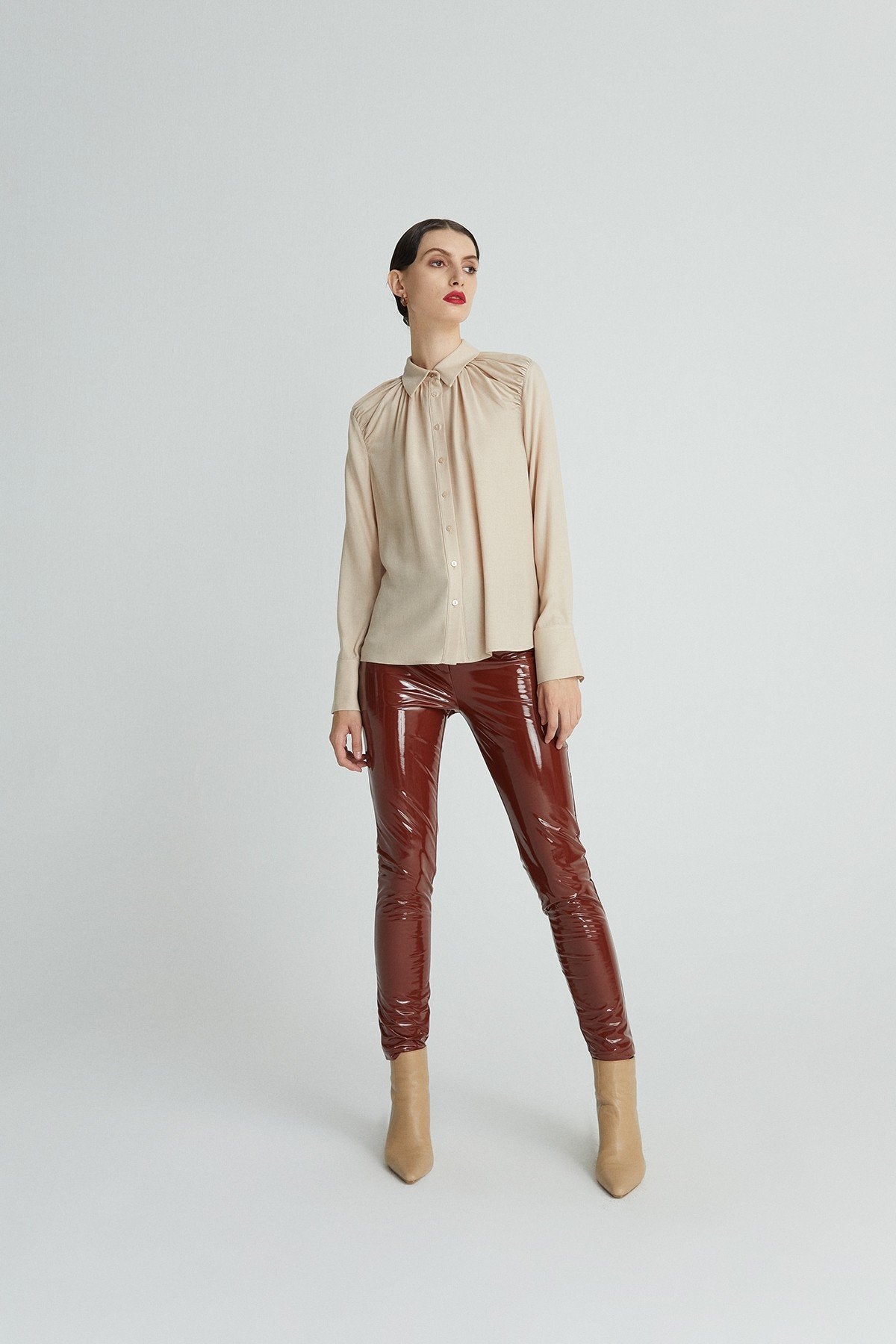 Bej Yakası Drape Detaylı Gömlek