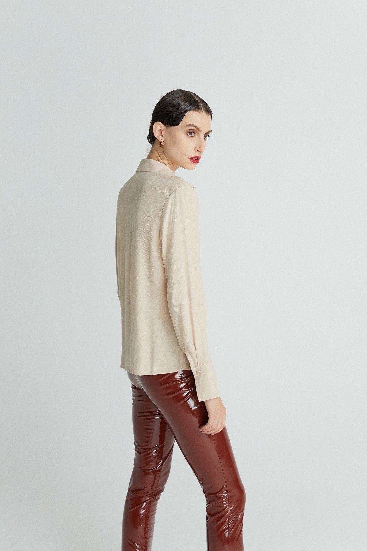 Bej Yakası Drape Detaylı Gömlek