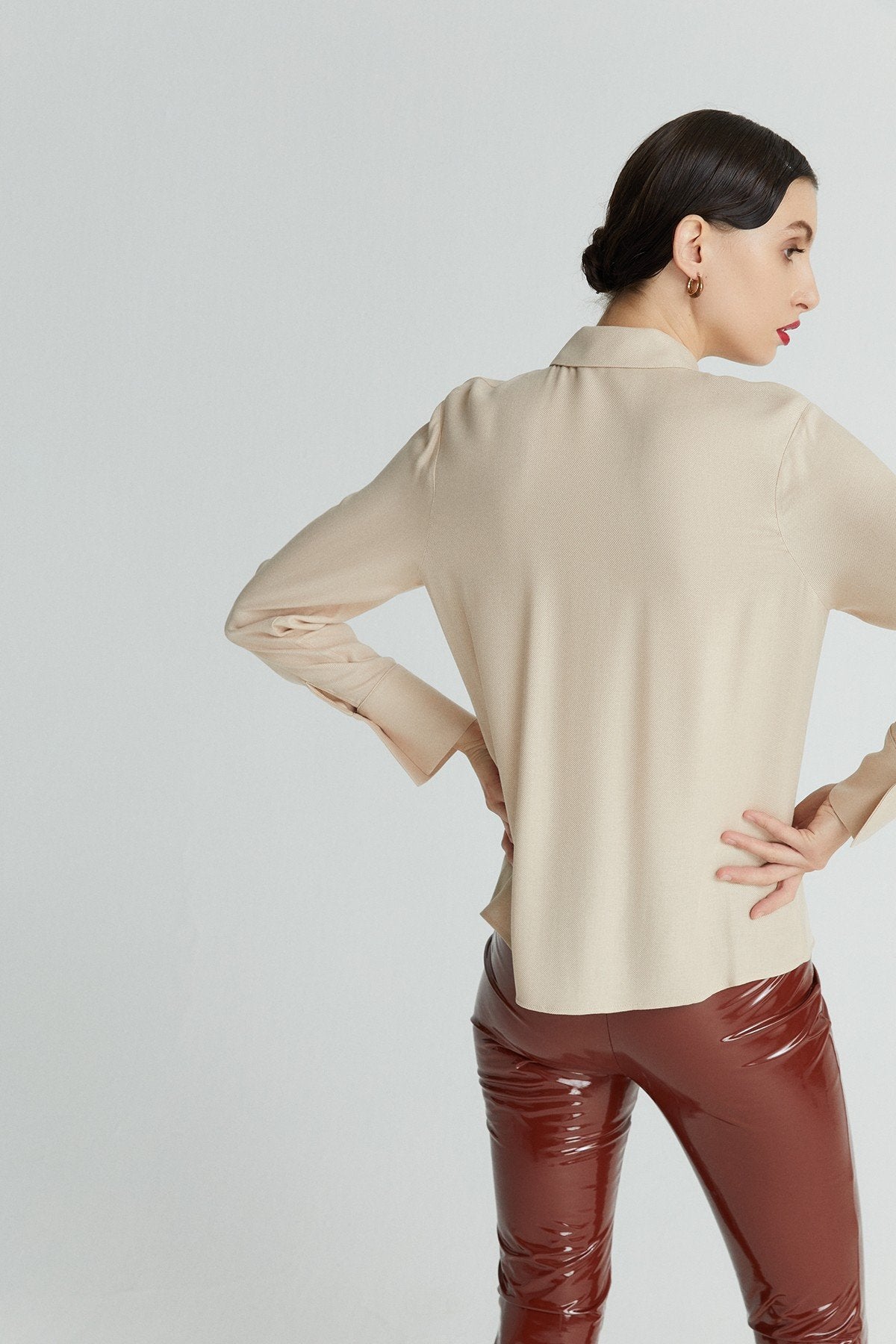 Bej Yakası Drape Detaylı Gömlek