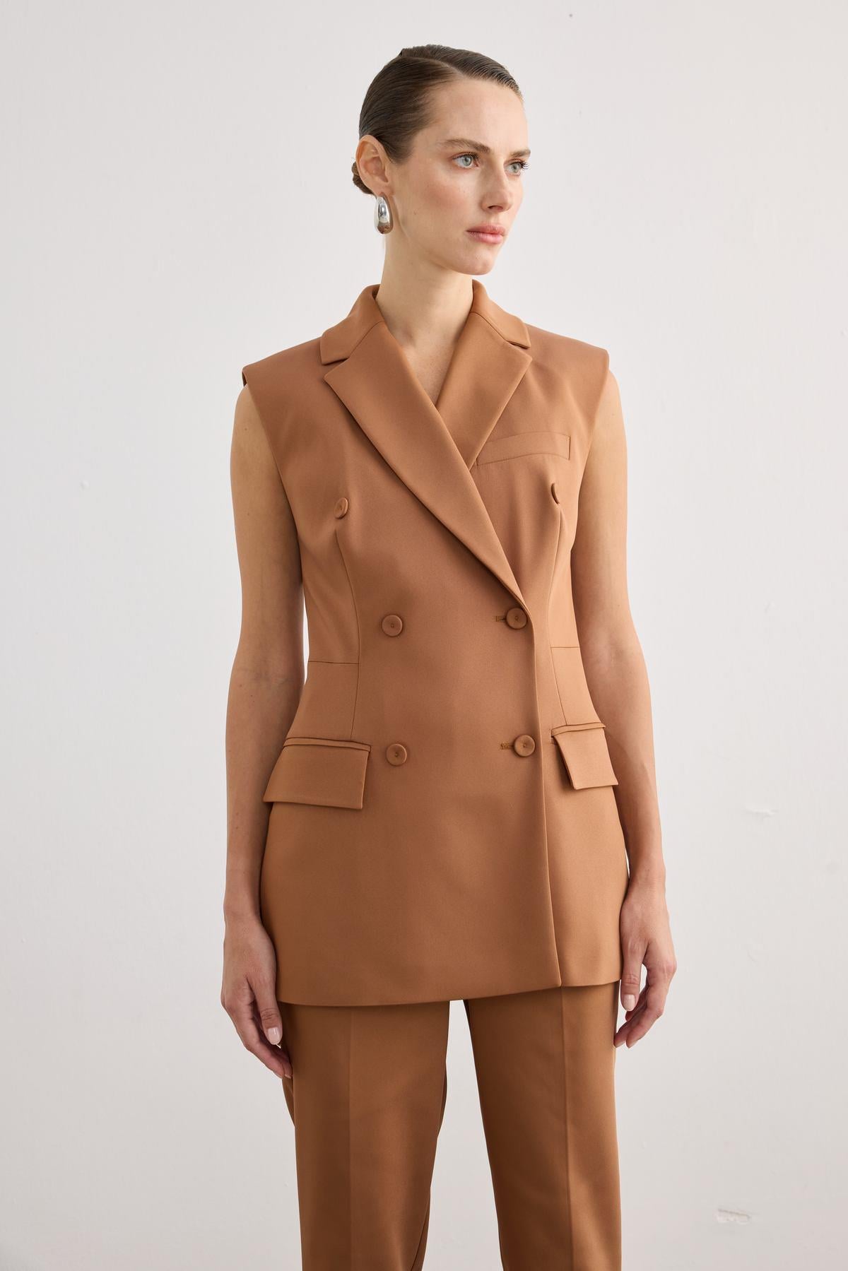 Düğme Detaylı Kolsuz Tütün Yelek